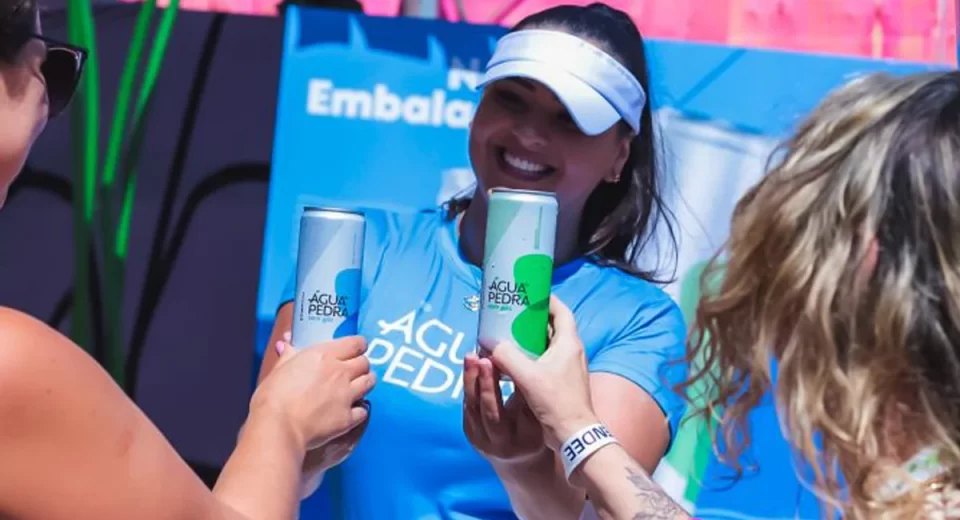 Água da Pedra, agora disponível com e sem gás, em uma embalagem de lata sleek