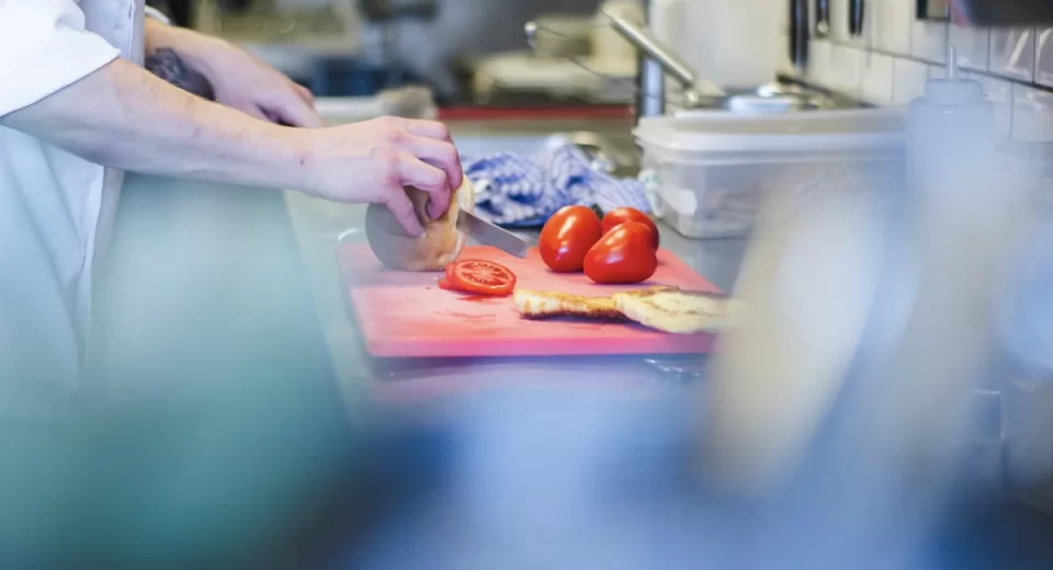 Indústria de alimentos lidera empregos no Brasil, revela IBGE