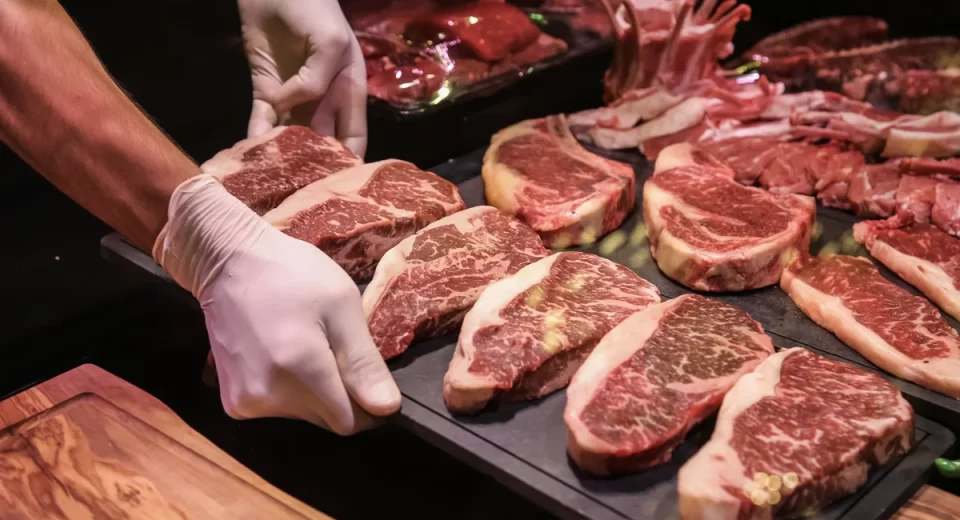 A JBS, maior produtora de alimentos do Brasil e líder em proteína animal, tem registrado um crescimento nas vendas de carne bovina