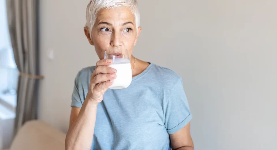 Tetra Pak e cooperativa Santa Clara lançam leite fortificado para público 50+