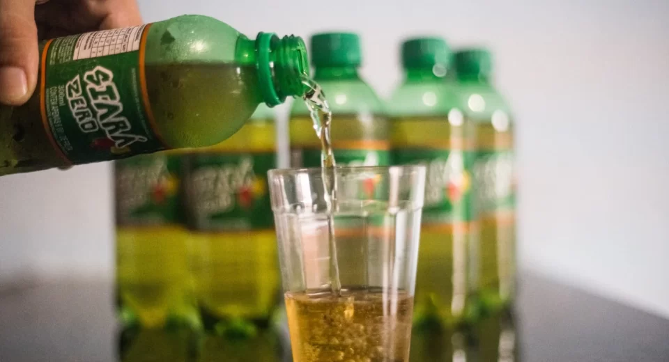 A Asa Branca, indústria de bebidas do Ceará, lançou o primeiro refrigerante de caju zero açúcar do Brasil