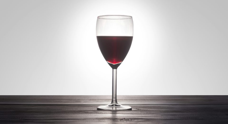 O vinho tinto francês enfrenta uma crise acentuada pela queda no consumo entre as gerações mais jovens