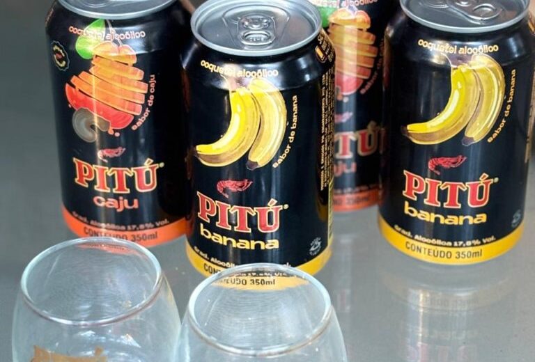 Pitú lança bebidas mistas com caju e banana