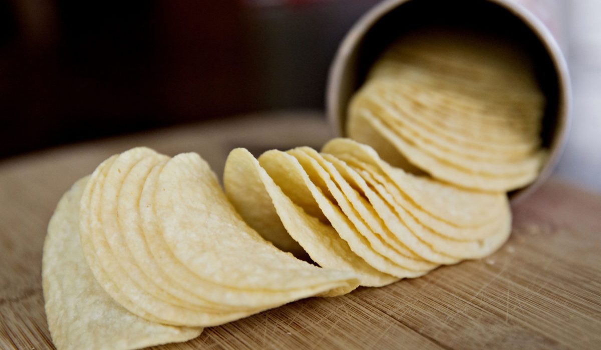 Pringles vai eliminar corantes sintéticos até 2028