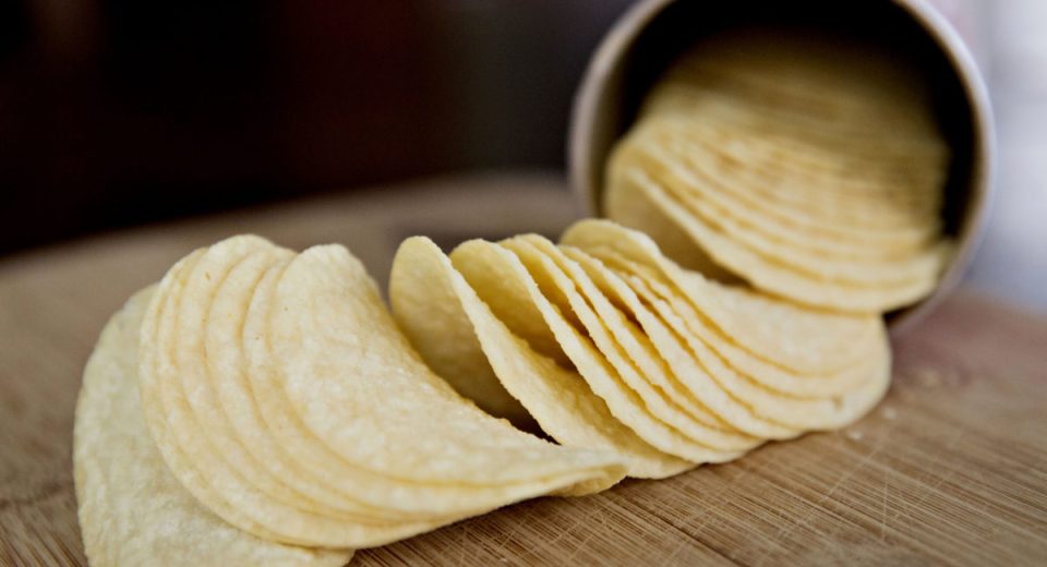 Pringles vai eliminar corantes sintéticos até 2028