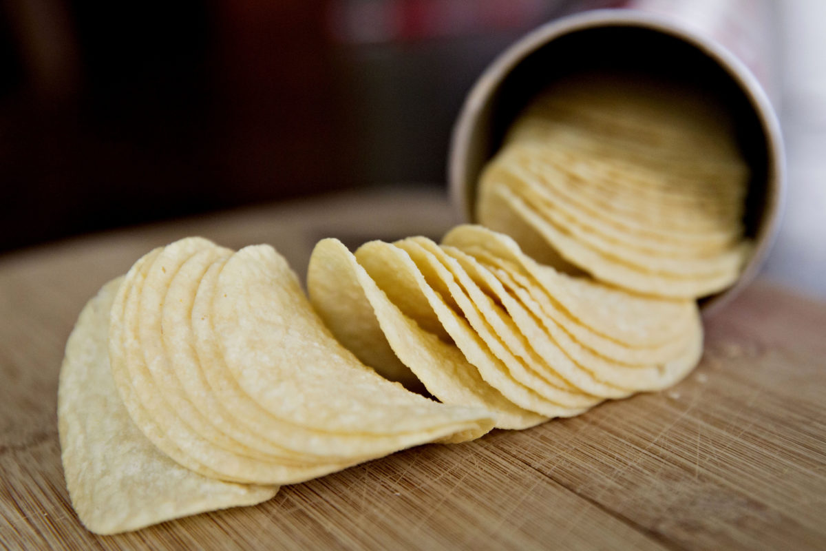 Pringles vai eliminar corantes sintéticos até 2028