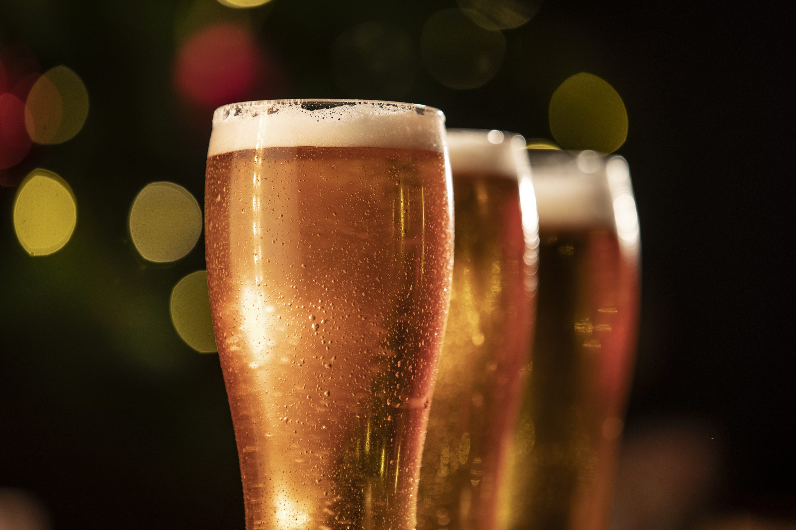 Ambev, Heineken e Petrópolis ampliam capacidade e apostam em cervejas premium e com baixo teor alcoólico.