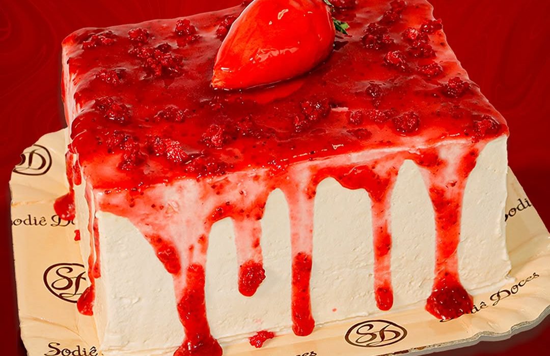 A Sodiê Doces, maior rede de franquias de bolos artesanais do Brasil, registrou a venda de 40 mil unidades de morangos caramelizados em apenas seis dias após o lançamento, no fim de julho. O sucesso da releitura viral do “morango do amor” — doce inspirado na tradicional maçã do amor — levou a marca a ampliar o portfólio com um novo bolo temático. Proteína doce pode substituir o açúcar na indústria A novidade mistura brigadeiro branco, morangos frescos e o crocante de caramelo vermelho que tornou o doce um fenômeno nas redes sociais. Com isso, a Sodiê reforça sua estratégia de transformar tendências de consumo em produtos de alto giro. Do viral à vitrine O novo bolo combina massa branca com dois recheios: leite condensado com crocante de caramelo e mousse branca com morango. A cobertura traz mousse branca, geleia de morango e o toque final com morangos do amor e caramelo endurecido. A expectativa é que o sabor se torne fixo no cardápio, assim como já ocorreu com o bolo de pistache, lançado após forte demanda digital. “Desde que a trend começou, nossa equipe entrou em ação para desenvolver a receita com o padrão Sodiê. É um produto que une performance comercial com desejo do consumidor”, afirma Fábio Araujo, gerente geral da rede. Portfólio ampliado e novos mercados A aposta em lançamentos alinhados ao comportamento de consumo tem sido um dos diferenciais da Sodiê. A rede conta com mais de 100 sabores de bolos, além de salgados, doces, linha zero açúcar, bebidas e kits para festas. Em 2025, a marca foi reconhecida novamente com o Selo de Excelência da ABF e a fundadora, Cleusa Maria da Silva, recebeu o prêmio de Franqueadora do Ano. Em junho, a empresa anunciou sua entrada no segmento de chocolates premium com uma linha própria voltada para o público de presenteáveis. O portfólio inclui trufas, tabletes e caixas decorativas com 51 itens, desenvolvidos com diferentes percentuais de cacau e ingredientes como pistache e creme de avelã. Parcerias entre marcas de beleza e doces seguem em alta Inovação com apelo sensorial A nova linha de chocolates aposta em formatos e embalagens para consumo individual ou ocasiões especiais. Entre os destaques, estão trufas de 10g e tabletes com 54% e 70% de cacau, além de versões ao leite e branco com recheios variados. Fonte: Sua Franquia Imagem: Reprodução / Instagram