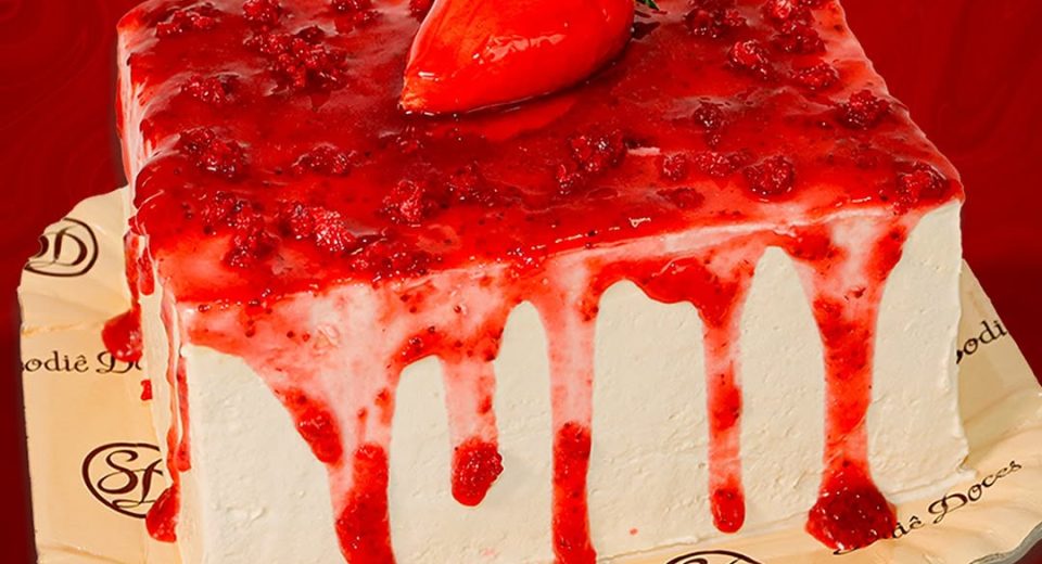 A Sodiê Doces, maior rede de franquias de bolos artesanais do Brasil, registrou a venda de 40 mil unidades de morangos caramelizados em apenas seis dias após o lançamento, no fim de julho. O sucesso da releitura viral do “morango do amor” — doce inspirado na tradicional maçã do amor — levou a marca a ampliar o portfólio com um novo bolo temático. Proteína doce pode substituir o açúcar na indústria A novidade mistura brigadeiro branco, morangos frescos e o crocante de caramelo vermelho que tornou o doce um fenômeno nas redes sociais. Com isso, a Sodiê reforça sua estratégia de transformar tendências de consumo em produtos de alto giro. Do viral à vitrine O novo bolo combina massa branca com dois recheios: leite condensado com crocante de caramelo e mousse branca com morango. A cobertura traz mousse branca, geleia de morango e o toque final com morangos do amor e caramelo endurecido. A expectativa é que o sabor se torne fixo no cardápio, assim como já ocorreu com o bolo de pistache, lançado após forte demanda digital. “Desde que a trend começou, nossa equipe entrou em ação para desenvolver a receita com o padrão Sodiê. É um produto que une performance comercial com desejo do consumidor”, afirma Fábio Araujo, gerente geral da rede. Portfólio ampliado e novos mercados A aposta em lançamentos alinhados ao comportamento de consumo tem sido um dos diferenciais da Sodiê. A rede conta com mais de 100 sabores de bolos, além de salgados, doces, linha zero açúcar, bebidas e kits para festas. Em 2025, a marca foi reconhecida novamente com o Selo de Excelência da ABF e a fundadora, Cleusa Maria da Silva, recebeu o prêmio de Franqueadora do Ano. Em junho, a empresa anunciou sua entrada no segmento de chocolates premium com uma linha própria voltada para o público de presenteáveis. O portfólio inclui trufas, tabletes e caixas decorativas com 51 itens, desenvolvidos com diferentes percentuais de cacau e ingredientes como pistache e creme de avelã. Parcerias entre marcas de beleza e doces seguem em alta Inovação com apelo sensorial A nova linha de chocolates aposta em formatos e embalagens para consumo individual ou ocasiões especiais. Entre os destaques, estão trufas de 10g e tabletes com 54% e 70% de cacau, além de versões ao leite e branco com recheios variados. Fonte: Sua Franquia Imagem: Reprodução / Instagram