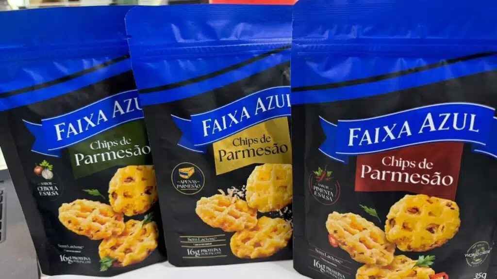 Faixa Azul estreia nos snacks com Chips de Parmesão