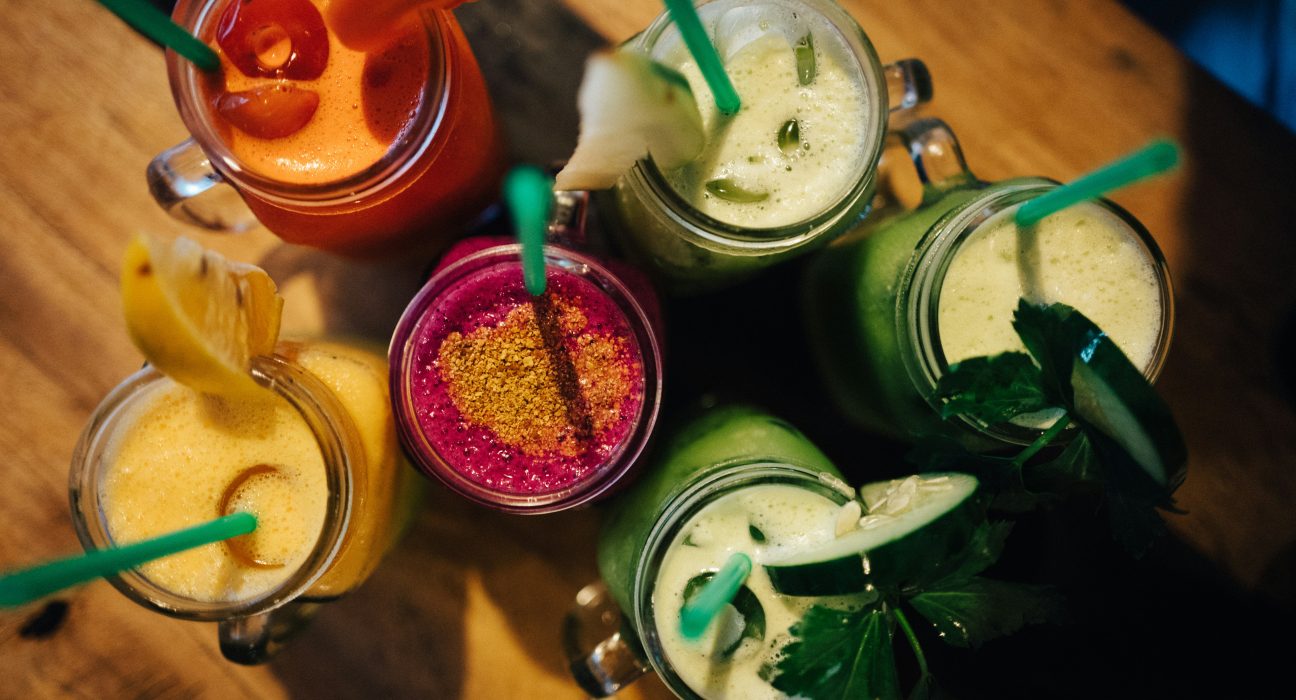 A ADM apresenta na Drinktec 2025 suas soluções em bebidas funcionais, destacando como sabor e saúde podem caminhar juntos no desenvolvimento de novos produtos. O evento acontece de 15 a 19 de setembro, em Munique, e reúne as principais tendências do setor mundial de bebidas. Bebidas funcionais e sem álcool ganham força em 2025 A equipe latino-americana da ADM estará presente para mostrar como a empresa conecta demandas globais a necessidades regionais, oferecendo alternativas já disponíveis no Brasil. “Nosso objetivo é levar inovação e apoiar clientes na criação de bebidas alinhadas aos diferentes estilos de vida do consumidor”, afirma Flávia Inoue, gerente de marketing de bebidas da ADM para a América Latina. No estande C3-102 (Hall C3), especialistas demonstrarão como a empresa utiliza pesquisa e tecnologia própria para desenvolver soluções que unem conveniência, sabor e funcionalidade. Entre os destaques da ADM na Drinktec 2025 estão: • Bebidas funcionais: foco em bem-estar, energia, hidratação, saúde intestinal e equilíbrio emocional, com uso de prebióticos, probióticos, pós-bióticos, extratos botânicos e alternativas para redução de açúcar. • Lúpulo e drinks versáteis: aplicações que vão de cervejas com baixo ou zero álcool a bebidas alcoólicas e não alcoólicas diferenciadas. As novidades incluem soluções do portfólio da Totally Natural Solutions (TNS), adquirida pela ADM, especializada em extratos naturais de lúpulo. • Inovações sensoriais: combinações de aromas, adoçantes e cores naturais do portfólio Colors from Nature®, aliados à tecnologia TasteSpark®, para atender desde experiências familiares até sabores mais ousados em energéticos, RTDs e lifestyle drinks. • Food service: xaropes e caldas desenvolvidos para cafés e frappés, oferecendo novas possibilidades de consumo fora do lar. AMAZ lança bebida funcional, natural e sustentável no Brasil Além da exposição, a ADM participará do painel “Drink Different – more with every sip!”, no dia 16 de setembro, às 14h30 (CEST), no Liquidrome Wave Stage (Hall C4). A palestra será conduzida por Divya Mohan, diretora global de saúde e bem-estar da ADM. Com a presença na Drinktec 2025, a ADM reforça seu papel de liderança no desenvolvimento de bebidas funcionais que unem sabor, inovação e benefícios à saúde, apoiando a evolução do setor de alimentos e bebidas. Foto de Matthew Buchanan na Unsplash