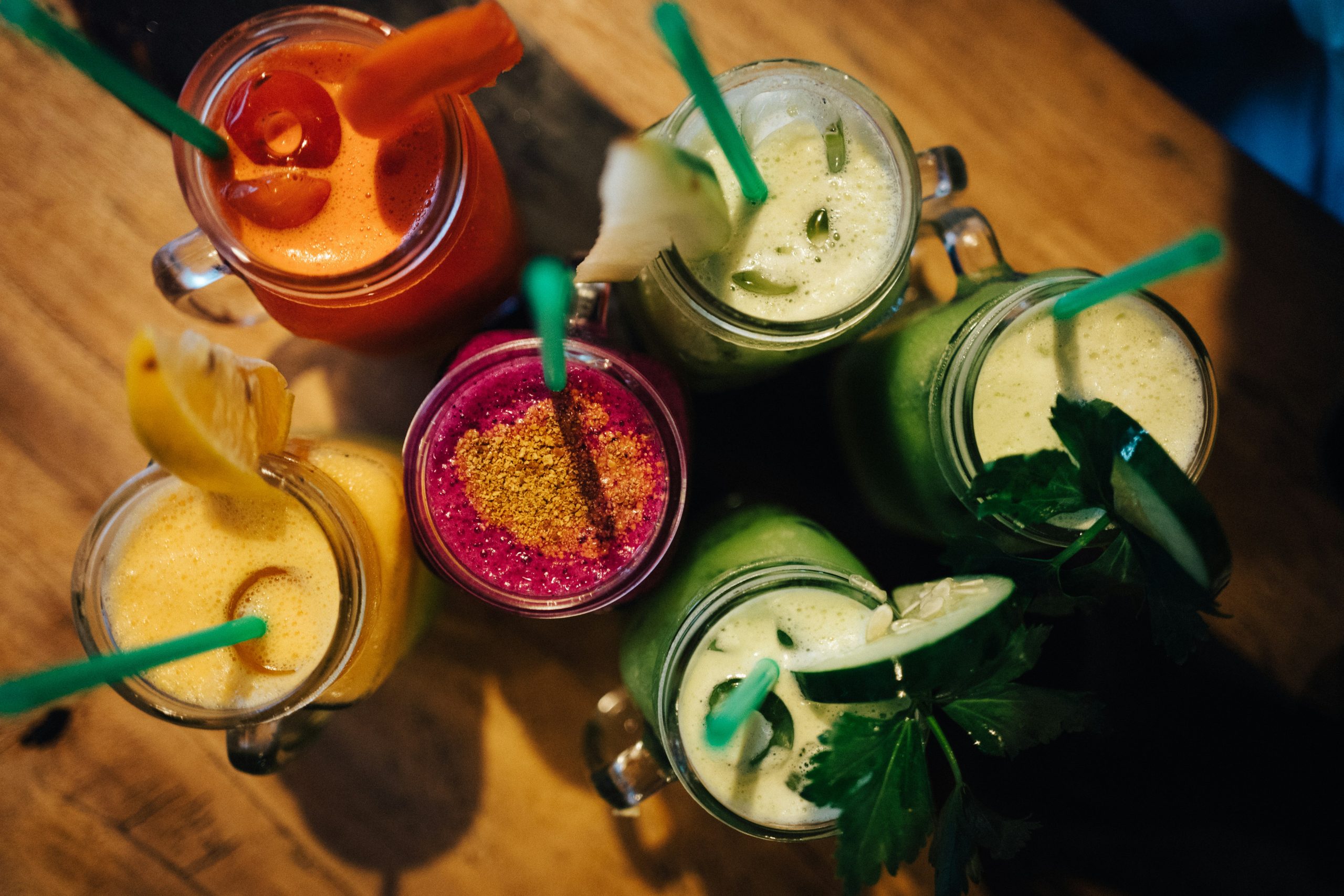 A ADM apresenta na Drinktec 2025 suas soluções em bebidas funcionais, destacando como sabor e saúde podem caminhar juntos no desenvolvimento de novos produtos. O evento acontece de 15 a 19 de setembro, em Munique, e reúne as principais tendências do setor mundial de bebidas. Bebidas funcionais e sem álcool ganham força em 2025 A equipe latino-americana da ADM estará presente para mostrar como a empresa conecta demandas globais a necessidades regionais, oferecendo alternativas já disponíveis no Brasil. “Nosso objetivo é levar inovação e apoiar clientes na criação de bebidas alinhadas aos diferentes estilos de vida do consumidor”, afirma Flávia Inoue, gerente de marketing de bebidas da ADM para a América Latina. No estande C3-102 (Hall C3), especialistas demonstrarão como a empresa utiliza pesquisa e tecnologia própria para desenvolver soluções que unem conveniência, sabor e funcionalidade. Entre os destaques da ADM na Drinktec 2025 estão: • Bebidas funcionais: foco em bem-estar, energia, hidratação, saúde intestinal e equilíbrio emocional, com uso de prebióticos, probióticos, pós-bióticos, extratos botânicos e alternativas para redução de açúcar. • Lúpulo e drinks versáteis: aplicações que vão de cervejas com baixo ou zero álcool a bebidas alcoólicas e não alcoólicas diferenciadas. As novidades incluem soluções do portfólio da Totally Natural Solutions (TNS), adquirida pela ADM, especializada em extratos naturais de lúpulo. • Inovações sensoriais: combinações de aromas, adoçantes e cores naturais do portfólio Colors from Nature®, aliados à tecnologia TasteSpark®, para atender desde experiências familiares até sabores mais ousados em energéticos, RTDs e lifestyle drinks. • Food service: xaropes e caldas desenvolvidos para cafés e frappés, oferecendo novas possibilidades de consumo fora do lar. AMAZ lança bebida funcional, natural e sustentável no Brasil Além da exposição, a ADM participará do painel “Drink Different – more with every sip!”, no dia 16 de setembro, às 14h30 (CEST), no Liquidrome Wave Stage (Hall C4). A palestra será conduzida por Divya Mohan, diretora global de saúde e bem-estar da ADM. Com a presença na Drinktec 2025, a ADM reforça seu papel de liderança no desenvolvimento de bebidas funcionais que unem sabor, inovação e benefícios à saúde, apoiando a evolução do setor de alimentos e bebidas. Foto de Matthew Buchanan na Unsplash