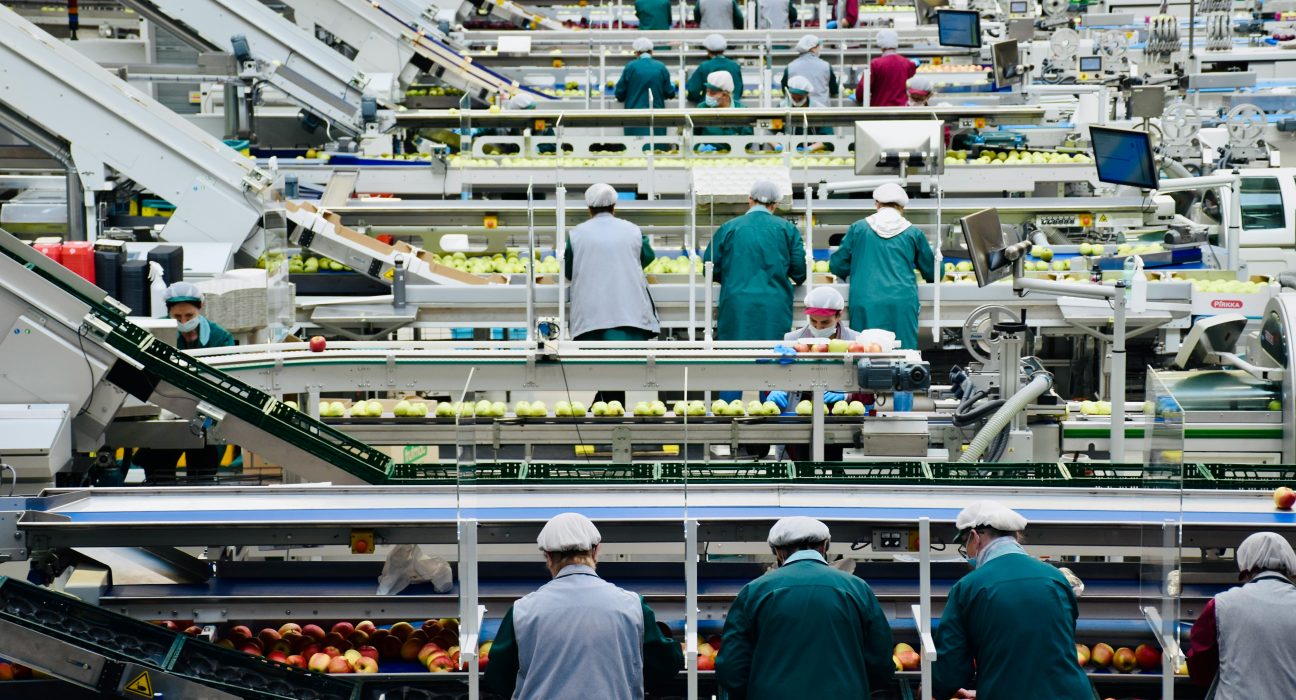 Produzir mais gastando menos tornou-se uma exigência estratégica na indústria de alimentos e bebidas. Em um ambiente de margens apertadas e metas de sustentabilidade mais rígidas, empresas estão migrando para modelos baseados no custo total de propriedade (TCO), que considera desde o consumo de energia e água até tempo de parada, manutenção e perdas na operação. Essa mudança de lógica redefiniu a tomada de decisão e abriu espaço para soluções integradas, automação avançada e digitalização. Indústria 4.0 avança no setor de alimentos e bebidas Soluções integradas aumentam eficiência e reduzem o TCO A antiga lógica de compra de máquinas isoladas perdeu força. Hoje, companhias buscam parceiros capazes de atuar do projeto à performance da linha, com suporte contínuo e garantia de resultados. Segundo Renzo Perazzolo, diretor de Serviços da Tetra Pak Brasil, o diferencial está na previsibilidade operacional: monitoramento remoto, manutenção sob medida e reposição garantida de peças reduzem imprevistos e ajudam a controlar o TCO. Essa abordagem integrada permite produzir mais gastando menos ao diminuir paradas e ampliar a estabilidade produtiva. Automação e digitalização impulsionam ganhos reais A automação deixou de ser apenas um sistema de comando e se tornou uma estratégia de gestão. A FrieslandCampina, por exemplo, padronizou sua estrutura de automação, reduzindo custos de projeto e acelerando o comissionamento de novas linhas. Melhorias em rotinas de limpeza também elevaram a performance operacional e estimularam uma cultura de eficiência contínua. A digitalização ampliou ainda mais esses ganhos. Com sistemas em tempo real, como o Asset Health Monitoring, fabricantes antecipam falhas, ajustam parâmetros críticos e evitam desperdícios. Cada dado gerado na linha vira um indicador de economia. A demanda crescente por inteligência operacional levou ao lançamento global do Tetra Pak® Factory OS™, plataforma que reúne dados para decisões rápidas e precisas em plantas inteligentes — mais um avanço direto para quem busca produzir mais gastando menos. Onde produzir mais gastando menos faz diferença Perdas de produto e consumo de utilidades são dois dos principais gargalos do TCO. A FAO estima que um terço dos alimentos produzidos no mundo é desperdiçado, e recuperar metade desse volume já seria suficiente para alimentar toda a população. Tecnologias de processamento, como o Tetra Pak® Blender VCC, reduzem restos nas máquinas e preservam o tamanho das partículas, aumentando rendimento. Embalagens mais adequadas ao consumo local também ajudam a reduzir o desperdício no varejo e no uso doméstico. Casos que mostram ganhos econômicos e ambientais • Scala (Brasil) A queijaria adotou nanofiltração e osmose reversa para concentrar soro e reutilizar água tratada por membranas. O resultado: economia de cerca de 200 mil litros por dia, menores custos operacionais e avanço ambiental. • Tial (Brasil) A fabricante de sucos implantou uma linha de mistura asséptica na qual apenas o concentrado — e não a água — é pasteurizado. Houve redução no consumo de energia e água, menos desperdício e maior capacidade produtiva. • Mengniu (China) A gigante inaugurou uma fábrica de laticínios totalmente automatizada e operada remotamente, antecipando o modelo de smart factory conectado e escalável. • Al Rabie (Oriente Médio) Com o programa Tetra Pak® Plant Secure, economizou cerca de € 300 mil por ano, reduziu desperdícios em 14 mil litros de produto e elevou em 13% a eficiência mecânica da linha. Indústria de proteínas cresce com onda dos emagrecedores Da venda de máquinas à venda de performance A tendência global é clara: empresas querem resultados, não apenas equipamentos. Modelos de servitização, com contratos de garantia de performance, compartilham riscos e estabelecem métricas como disponibilidade, eficiência mecânica e consumo de recursos. Manutenção preventiva e preditiva, fornecimento contínuo de peças e suporte técnico especializado tornam as operações mais estáveis — e reforçam a lógica central do setor: produzir mais gastando menos é uma equação possível quando tecnologia, automação e serviços inteligentes trabalham juntos. Fonte: Veja Produzir mais gastando menos impulsiona a nova indústria