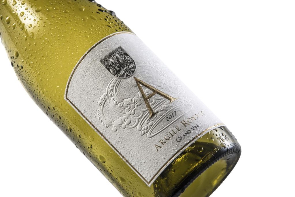 Papéis texturizados impulsionam rótulos de vinhos premium