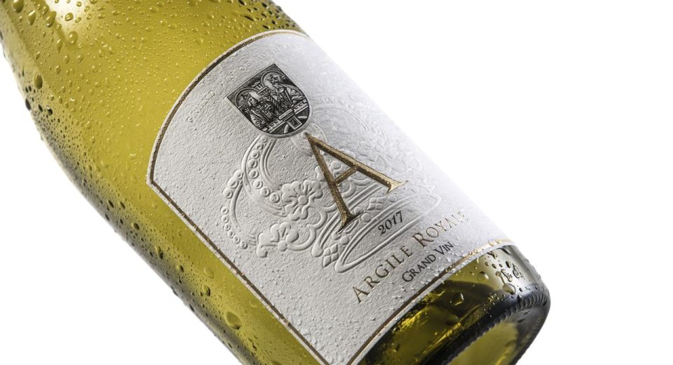 Papéis texturizados impulsionam rótulos de vinhos premium