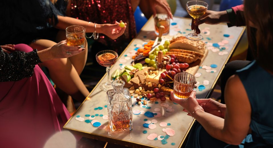 A indústria de alimentos para fins especiais ampliou em 20% suas exportações entre janeiro e setembro de 2025, na comparação com o mesmo período do ano anterior. O desempenho foi impulsionado principalmente por complementos alimentares, suplementos e concentrados proteicos, que juntos levaram o setor a atingir US$ 848 milhões em vendas externas no período. Os dados constam em boletim econômico divulgado pela Associação Brasileira da Indústria de Alimentos para Fins Especiais e Congêneres (ABIAD), em parceria com a Websetorial, e reforçam o avanço do segmento tanto no comércio exterior quanto no mercado interno. Duff Beer chega ao Brasil com distribuição da Interfood Consumo interno também avança Além do crescimento das exportações, a indústria de alimentos para fins especiais registrou aumento de 4,6% no consumo aparente nos primeiros nove meses de 2025. O indicador considera a produção nacional, somada às importações e subtraída das exportações, em comparação ao mesmo intervalo de 2024. O resultado foi puxado, sobretudo, por categorias como vitaminas e produtos de ingestão controlada de açúcar, incluindo versões diet e zero, que seguem alinhadas à demanda por soluções associadas à saúde e ao bem-estar. Emprego acompanha expansão do setor O avanço da indústria de alimentos para fins especiais também se refletiu no mercado de trabalho. Entre dezembro de 2024 e setembro de 2025, a geração de empregos no segmento cresceu mais de 4%, sinalizando fortalecimento da cadeia produtiva e maior dinamismo industrial. Segundo Gislene Cardozo, diretora executiva da ABIAD, os números indicam um movimento consistente. “Os dados mostram o segmento em crescimento contínuo, tanto no Brasil quanto no cenário internacional, refletindo a adaptação da indústria às demandas de saúde e bem-estar, apoiadas por pesquisa e avanços científicos”, afirma. Papel institucional da ABIAD Fundada em 1986, a ABIAD reúne empresas que atuam na produção, industrialização, comercialização e distribuição de alimentos para fins especiais. O escopo inclui áreas como nutrição infantil, nutrição enteral, suplementos alimentares e edulcorantes. Embrapa lança cultivar de batata para chips e batata-palha A entidade mantém diálogo ativo com o poder público e organismos internacionais, com foco na defesa de políticas regulatórias baseadas em ciência, voltadas à segurança, qualidade e ampliação do acesso da população a esses produtos. Fonte: NewsLab Indústria de alimentos para fins especiais cresce nas exportações