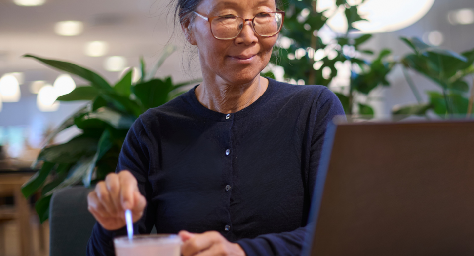 A Arla Foods Ingredients apresenta uma nova solução de BLG pronto para misturar, desenvolvida para ampliar a conveniência e a aceitação de produtos voltados à nutrição clínica enriquecida com proteínas. A novidade busca responder a um dos principais desafios do segmento: garantir a ingestão adequada de proteína por pacientes com apetite reduzido. Fiscalização sanitária em alimentos: como se preparar para uma inspeção da vigilância sanitária Dados apontam que até 50% dos pacientes hospitalares sofrem de desnutrição, condição associada a internações mais longas, pior qualidade de vida e aumento dos custos em saúde. Ainda assim, a adesão aos planos de nutrição clínica segue limitada, especialmente em função de fatores como sabor e textura dos suplementos disponíveis. Desafios de aceitação na nutrição clínica O mercado de nutrição clínica é majoritariamente composto por bebidas lácteas prontas para beber (RTD) e por formulações em pó altamente padronizadas. Em muitos casos, esses produtos apresentam pH neutro, textura densa e perfil sensorial pouco refrescante, características que podem comprometer a aceitação pelo paciente. As alternativas no formato tipo suco, por sua vez, permanecem restritas a produtos prontos para beber. Diante desse cenário, pacientes e profissionais de saúde buscam soluções mais flexíveis, palatáveis e fáceis de incorporar à rotina alimentar. BLG pronto para misturar amplia formatos e aplicações A resposta da Arla Foods Ingredients vem com a whey protein Lacprodan® BLG-100 Acidic, uma solução de BLG pronto para misturar voltada a aplicações em pó. Cada porção de 100 ml fornece 10 g de proteína de alta qualidade, com excelente solubilidade, mesmo em aplicações tecnicamente desafiadoras. O ingrediente se dissolve em cerca de 30 segundos, tanto em líquidos quentes quanto frios, podendo ser misturado com colher ou agitado, sem formação de grumos. O perfil sensorial inclui sabor refrescante, ausência de amargor, baixa adstringência e viscosidade controlada, sem gelificação. Versatilidade para nutrição completa e incompleta O Lacprodan® BLG-100 Acidic pode ser utilizado em formulações nutricionalmente completas ou incompletas, incluindo bebidas lácteas e opções tipo suco. O formato em pó permite ajuste preciso da dosagem diária recomendada, com flexibilidade no volume final conforme a quantidade de água adicionada. Além disso, o ingrediente pode ser incorporado a alimentos e bebidas do dia a dia, como leite, mingau e sopas, facilitando o aumento do consumo proteico ao longo do dia. Perfil nutricional voltado à preservação muscular Com alta pureza e perfil superior de aminoácidos, o BLG pronto para misturar apresenta elevado teor dos nove aminoácidos essenciais e é rico em leucina, aminoácido associado à estimulação da síntese de proteína muscular. Essa característica torna o ingrediente especialmente relevante para pacientes com risco de perda de massa muscular. Segundo Mads Dyrvig, Head of Sales Development, Specialised Nutrition da Arla Foods Ingredients, a baixa adesão à nutrição clínica está diretamente relacionada à experiência sensorial. Para o executivo, a nova solução amplia as possibilidades de desenvolvimento de alimentos e bebidas para fins médicos especiais, combinando funcionalidade tecnológica e melhor aceitação sensorial. Pitaia ganha espaço como ingrediente estratégico em alimentos Conceitos de aplicação ampliam possibilidades Para demonstrar o potencial do ingrediente, a Arla Foods Ingredients desenvolveu dois conceitos de aplicação em pó prontos para misturar. Um deles é uma bebida clínica tipo suco nutricionalmente incompleta, posicionada como uma oportunidade inédita no mercado. O outro é uma bebida láctea nutricionalmente completa, pensada como alternativa mais leve às opções tradicionais. Ambos os conceitos reforçam a proposta de flexibilidade e conveniência do BLG pronto para misturar, ampliando o leque de soluções disponíveis para pacientes e profissionais de saúde. *O Lacprodan® BLG-100 Acidic ainda não possui aprovação para comercialização no Brasil.