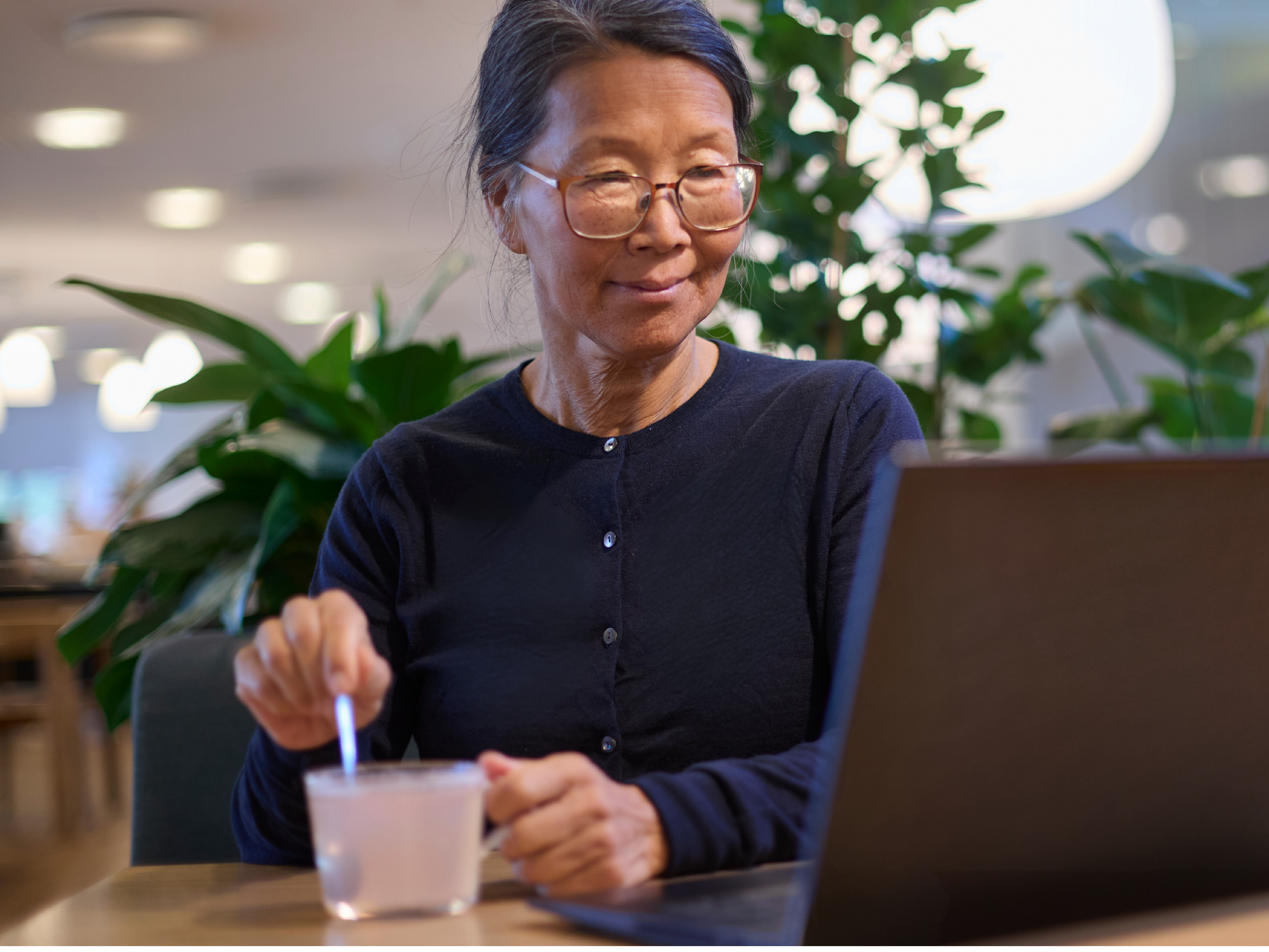 A Arla Foods Ingredients apresenta uma nova solução de BLG pronto para misturar, desenvolvida para ampliar a conveniência e a aceitação de produtos voltados à nutrição clínica enriquecida com proteínas. A novidade busca responder a um dos principais desafios do segmento: garantir a ingestão adequada de proteína por pacientes com apetite reduzido. Fiscalização sanitária em alimentos: como se preparar para uma inspeção da vigilância sanitária Dados apontam que até 50% dos pacientes hospitalares sofrem de desnutrição, condição associada a internações mais longas, pior qualidade de vida e aumento dos custos em saúde. Ainda assim, a adesão aos planos de nutrição clínica segue limitada, especialmente em função de fatores como sabor e textura dos suplementos disponíveis. Desafios de aceitação na nutrição clínica O mercado de nutrição clínica é majoritariamente composto por bebidas lácteas prontas para beber (RTD) e por formulações em pó altamente padronizadas. Em muitos casos, esses produtos apresentam pH neutro, textura densa e perfil sensorial pouco refrescante, características que podem comprometer a aceitação pelo paciente. As alternativas no formato tipo suco, por sua vez, permanecem restritas a produtos prontos para beber. Diante desse cenário, pacientes e profissionais de saúde buscam soluções mais flexíveis, palatáveis e fáceis de incorporar à rotina alimentar. BLG pronto para misturar amplia formatos e aplicações A resposta da Arla Foods Ingredients vem com a whey protein Lacprodan® BLG-100 Acidic, uma solução de BLG pronto para misturar voltada a aplicações em pó. Cada porção de 100 ml fornece 10 g de proteína de alta qualidade, com excelente solubilidade, mesmo em aplicações tecnicamente desafiadoras. O ingrediente se dissolve em cerca de 30 segundos, tanto em líquidos quentes quanto frios, podendo ser misturado com colher ou agitado, sem formação de grumos. O perfil sensorial inclui sabor refrescante, ausência de amargor, baixa adstringência e viscosidade controlada, sem gelificação. Versatilidade para nutrição completa e incompleta O Lacprodan® BLG-100 Acidic pode ser utilizado em formulações nutricionalmente completas ou incompletas, incluindo bebidas lácteas e opções tipo suco. O formato em pó permite ajuste preciso da dosagem diária recomendada, com flexibilidade no volume final conforme a quantidade de água adicionada. Além disso, o ingrediente pode ser incorporado a alimentos e bebidas do dia a dia, como leite, mingau e sopas, facilitando o aumento do consumo proteico ao longo do dia. Perfil nutricional voltado à preservação muscular Com alta pureza e perfil superior de aminoácidos, o BLG pronto para misturar apresenta elevado teor dos nove aminoácidos essenciais e é rico em leucina, aminoácido associado à estimulação da síntese de proteína muscular. Essa característica torna o ingrediente especialmente relevante para pacientes com risco de perda de massa muscular. Segundo Mads Dyrvig, Head of Sales Development, Specialised Nutrition da Arla Foods Ingredients, a baixa adesão à nutrição clínica está diretamente relacionada à experiência sensorial. Para o executivo, a nova solução amplia as possibilidades de desenvolvimento de alimentos e bebidas para fins médicos especiais, combinando funcionalidade tecnológica e melhor aceitação sensorial. Pitaia ganha espaço como ingrediente estratégico em alimentos Conceitos de aplicação ampliam possibilidades Para demonstrar o potencial do ingrediente, a Arla Foods Ingredients desenvolveu dois conceitos de aplicação em pó prontos para misturar. Um deles é uma bebida clínica tipo suco nutricionalmente incompleta, posicionada como uma oportunidade inédita no mercado. O outro é uma bebida láctea nutricionalmente completa, pensada como alternativa mais leve às opções tradicionais. Ambos os conceitos reforçam a proposta de flexibilidade e conveniência do BLG pronto para misturar, ampliando o leque de soluções disponíveis para pacientes e profissionais de saúde. *O Lacprodan® BLG-100 Acidic ainda não possui aprovação para comercialização no Brasil.