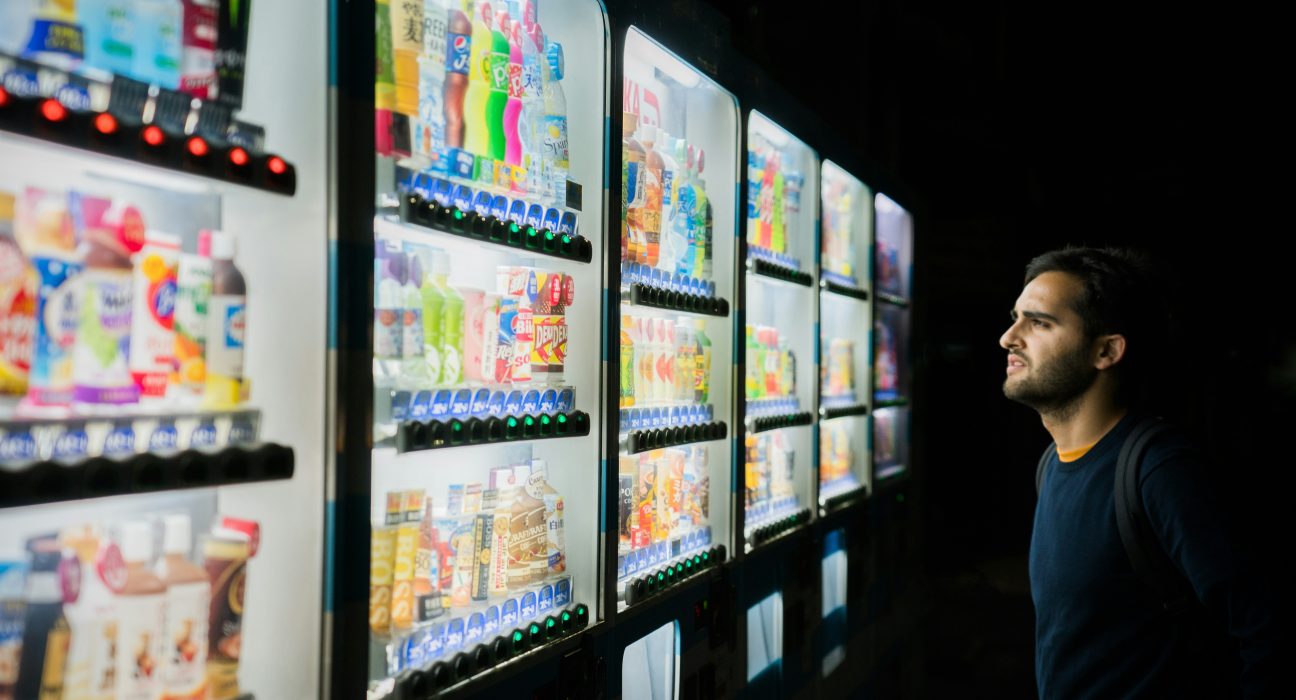 A indústria de bebidas deve manter trajetória de crescimento em 2026, mesmo após um ano marcado por desafios operacionais e regulatórios. A projeção é de avanço de até 12% nos primeiros meses do ano, sustentada pelas vendas do verão e do Carnaval, segundo o Sindicato das Indústrias de Cervejas e Bebidas em Geral do Estado de Minas Gerais. Mercado de bebidas sem álcool deve crescer 10% no Brasil O desempenho positivo no fechamento de 2025, impulsionado pelas festas de fim de ano, reforça o otimismo do setor. Tradicionalmente, o último trimestre concentra uma parcela relevante do faturamento da indústria de bebidas em Minas Gerais, com efeitos diretos sobre toda a cadeia produtiva. Festas de fim de ano puxam resultados De acordo com Mario Marques, presidente do SindBebidas, o período de confraternizações tem impacto direto sobre bares e restaurantes, segmentos estratégicos para o setor. Em dezembro, a projeção é de crescimento de até 20% no faturamento, refletindo o aumento do consumo. “A forte demanda dos consumidores mineiros, aliada às confraternizações e festividades, transforma o último trimestre em um dos mais importantes para os resultados e para o planejamento do ano seguinte”, afirma o dirigente. Produção cresce até o Carnaval Para atender à demanda concentrada até o Carnaval, a indústria de bebidas estima elevação significativa da produção. Em alguns casos, empresas projetam triplicar o volume de vendas em relação ao mesmo período do ano anterior. Segundo o SindBebidas, cervejarias artesanais e fabricantes regionais seguem investindo em inovação e ampliação de portfólio, o que pode resultar em aumento médio de 8% no faturamento em comparação com outras épocas do ano. Investimentos em eficiência e novos produtos O aquecimento do mercado também acelera investimentos em tecnologia e maquinário. A modernização dos processos produtivos busca maior eficiência no uso de insumos como água e energia, além de ganhos logísticos. Paralelamente, o setor intensifica ações de marketing e parcerias comerciais, com foco em categorias em expansão, como cervejas sem álcool ou de menor teor calórico, acompanhando mudanças no comportamento do consumidor. Cachaça e bebidas não alcoólicas ganham espaço Entre as apostas para 2026, a cachaça mineira segue ampliando participação no mercado. Minas Gerais também se destaca na produção de bebidas mistas, além de destilados como gin, whisky e licores, e de bebidas não alcoólicas, incluindo refrigerantes, sucos e kombucha. “Esses produtos, com forte identidade regional, tendem a registrar alta demanda interna e externa, impulsionada pelo turismo e pela exportação”, avalia Marques. Conheça as tendências para o setor lácteo em 2026 Apelo por políticas de apoio à produção local Apesar do cenário positivo, a indústria de bebidas reforça a necessidade de políticas públicas que fortaleçam a produção local e garantam condições mais equilibradas de concorrência em nível nacional. “O otimismo se mantém, mas há um apelo por maior apoio à produção local e à livre concorrência, para que os produtores mineiros possam disputar mercado em igualdade de condições”, conclui o presidente do SindBebidas. Fonte: Diário do Comércio Foto de Victoriano Izquierdo na Unsplash