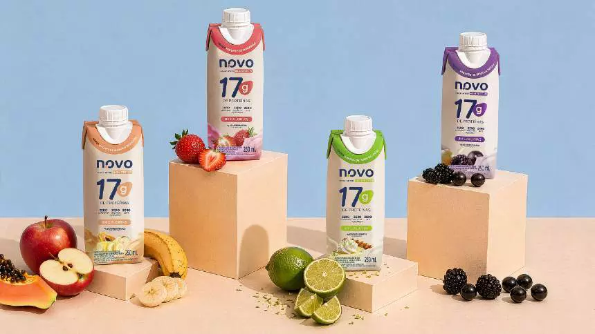 A Mantiqueira entrou no mercado de bebidas proteicas com o lançamento da N.OVO, linha desenvolvida a partir de clara de ovo hidrolisada. A novidade faz parte da estratégia de diversificação da companhia, conhecida pela atuação no segmento de ovos, e amplia sua presença no mercado de nutrição funcional. Maior granja da América do Sul, com produção superior a 4 bilhões de ovos por ano, a empresa busca expandir sua atuação para novas categorias de alimentos e bebidas. O movimento ocorre após a entrada da JBS como sócia da companhia e o avanço internacional da Mantiqueira com a aquisição da Hickman’s Egg Ranch, nos Estados Unidos. Bebidas proteicas ampliam atuação da Mantiqueira Com a nova linha, a Mantiqueira passa a explorar produtos derivados do ovo além da categoria tradicional. A N.OVO, que anteriormente concentrava produtos plant-based da companhia, passa a ser posicionada como uma marca voltada ao segmento de saudabilidade. Bebida funcional Bodebrown estreia com os Smurfs “Hoje, já somos multimarcas, mas também queremos ser multiprodutos”, afirma Márcio Utsch, CEO global da Mantiqueira. “Nós sempre procuramos essa diversificação. E a forma de fazer isso, além das marcas que já temos no nosso negócio tradicional, é entrar em produtos oriundos do ovo”. A nova linha de bebidas proteicas é pronta para consumo e utiliza clara de ovo hidrolisada como base da formulação. Segundo a empresa, os produtos são zero gordura e zero leite, além de terem menor teor de carboidratos e calorias em comparação a alguns shakes disponíveis no mercado. N.OVO aposta em nutrição funcional O desenvolvimento da nova categoria levou cerca de dois anos e meio de pesquisa e desenvolvimento. Antes do lançamento oficial, os produtos passaram por testes com consumidores e clientes do varejo. A linha chegou ao mercado inicialmente nos sabores iogurte de morango e vitamina de frutas. Com a expansão da distribuição, a marca adicionou as versões torta de limão e vanilla berry ao portfólio. A estratégia envolve ampliar gradualmente a presença da N.OVO em redes que já comercializam produtos da Mantiqueira. Atualmente, a companhia está presente em cerca de 3,6 mil redes do varejo. Mercado de bebidas funcionais impulsiona inovação A entrada da Mantiqueira no segmento acompanha o avanço da busca por produtos associados à conveniência, saudabilidade e maior ingestão de proteínas. De acordo com dados da Euromonitor International citados pela companhia, o mercado de bebidas funcionais já movimenta mais de R$ 1 bilhão no Brasil. Além das bebidas proteicas, a Mantiqueira avalia novas categorias utilizando a tecnologia desenvolvida a partir da clara de ovo, reforçando a estratégia de transformar a companhia em uma plataforma de marcas e produtos ligados à alimentação. Fonte: Neofeed Bebidas proteicas marcam nova fase da Mantiqueira