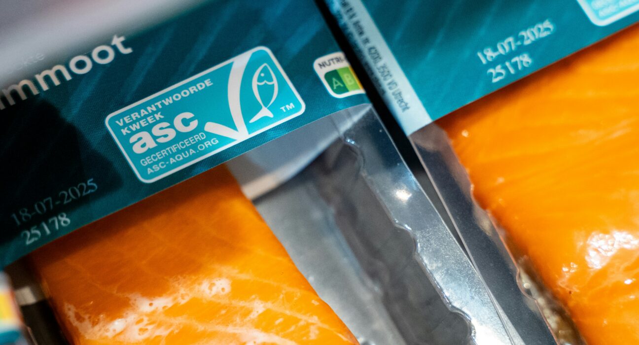 As embalagens inteligentes estão ganhando espaço na indústria de alimentos ao oferecer soluções voltadas à segurança alimentar, aumento da vida útil dos produtos, redução de desperdícios e melhor experiência para o consumidor. No segmento de proteínas, novas tecnologias vêm sendo aplicadas para preservar a qualidade dos alimentos durante toda a cadeia, da produção ao ponto de venda. Diferentemente das embalagens tradicionais, que atuam principalmente como barreira física, as embalagens inteligentes podem interagir com o alimento e o ambiente interno, controlando fatores como umidade, oxigênio e temperatura. Tetra Pak lança primeira embalagem cartonada para atum Embalagens inteligentes chegam ao mercado brasileiro A evolução das embalagens já aparece em produtos lançados no Brasil por grandes empresas do setor de alimentos. Na categoria de frangos, a Seara lançou uma linha de Cortes Resfriados com bandejas premium desenvolvidas para manter a embalagem mais seca. Segundo a marca, a solução contribui para preservar o frescor do produto, melhorar a apresentação no ponto de venda e ampliar a conveniência para o consumidor. Outro exemplo vem da Sadia, que apresentou uma lasanha de 350 g com embalagem produzida a partir de fibras de eucalipto. Desenvolvida em parceria com a Biona, empresa da Melhoramentos, a bandeja suporta temperaturas entre -40°C e 220°C e tem decomposição estimada em 75 dias, dependendo das condições ambientais. Tecnologia amplia segurança e conservação dos alimentos Entre os principais recursos das embalagens inteligentes está o controle de umidade. No caso das carnes, que possuem alto teor de água, a perda de líquidos durante o armazenamento pode impactar aparência, peso e qualidade. Para reduzir esse efeito, algumas embalagens utilizam materiais absorventes capazes de reter o excesso de umidade, ajudando também no controle de microrganismos associados à deterioração dos alimentos. Outra tecnologia aplicada é o uso de compostos antimicrobianos, que auxiliam na conservação ao reduzir o crescimento de bactérias e ampliar a vida útil dos produtos sem alterar características como sabor e textura. Controle de oxigênio aumenta vida útil dos produtos O controle do oxigênio é outro fator importante para a conservação. A presença do gás pode acelerar processos como oxidação das gorduras, alteração de cor e desenvolvimento de microrganismos. Por isso, sistemas que removem ou limitam o contato com oxigênio ajudam a manter as características do alimento por mais tempo. Nas embalagens a vácuo, por exemplo, a redução de oxigênio dificulta a multiplicação de fungos e bactérias aeróbias, permitindo maior tempo de conservação em comparação com alguns métodos tradicionais. Sensores e tecnologia digital transformam embalagens Além da conservação, as embalagens inteligentes também avançam com o uso de sensores capazes de acompanhar as condições do alimento ao longo da cadeia. Sadia lança bandeja biodegradável que se decompõe em 75 dias Algumas soluções identificam alterações relacionadas à deterioração, enquanto indicadores de tempo e temperatura mostram se o produto permaneceu dentro das condições adequadas durante transporte e armazenamento. A digitalização também ganha espaço nesse mercado. Tecnologias como QR Codes, realidade aumentada e sensores conectados permitem oferecer informações sobre origem, rastreabilidade, validade e formas de consumo. Sustentabilidade impulsiona novas embalagens A busca por menor impacto ambiental também influencia o desenvolvimento de novas soluções. Empresas do setor têm investido em materiais biodegradáveis, recicláveis e alternativas que buscam reduzir resíduos. Combinando conservação, segurança alimentar, sustentabilidade e tecnologia, as embalagens inteligentes ampliam sua presença e passam a representar uma das frentes de inovação da indústria de alimentos. Fonte: SA+ Foto de Paul Einerhand na Unsplash