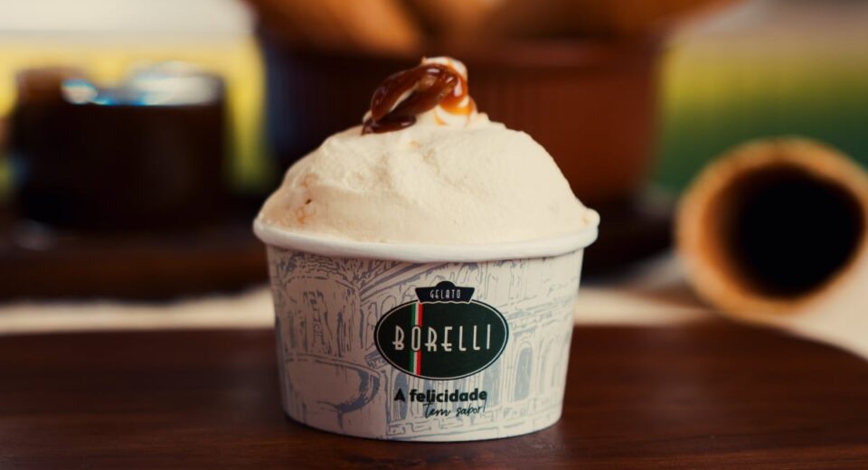 A Oro Bourbon é a nova aposta da Gelato Borelli para o Dia dos Pais. Desenvolvido em edição limitada, o sabor combina gelato de baunilha Bourbon, recheio e cobertura de variegato de whisky, além de caramelo crocante. O lançamento estará disponível entre os dias 6 e 16 de agosto, nas unidades participantes da rede e enquanto durarem os estoques. A novidade faz parte da estratégia da Borelli de ampliar seu portfólio com sabores sazonais, alinhados às principais datas do calendário. A iniciativa busca diversificar as ocasiões de consumo e estimular visitas às lojas em períodos comemorativos. Oro Bourbon reforça estratégia de lançamentos sazonais Com o Oro Bourbon, a Borelli dá sequência ao investimento em edições limitadas para manter o portfólio em constante renovação. A proposta é oferecer sabores exclusivos em momentos específicos do ano, criando novas experiências para os consumidores. Segundo a empresa, esse modelo também fortalece a presença da marca em datas de grande apelo comercial, como o Dia dos Pais, ao associar os produtos a momentos de celebração. Receita combina baunilha Bourbon, whisky e caramelo O Oro Bourbon reúne gelato de baunilha Bourbon, recheio e cobertura de variegato de whisky e finalização com caramelo crocante. A combinação aposta em sabores tradicionalmente associados à sobremesa para compor uma edição especial voltada à data comemorativa. Nestlé relança Snow Churros em edição limitada De acordo com Tony Miranda, CEO da Borelli, os lançamentos sazonais fazem parte da estratégia da rede para acompanhar as mudanças no comportamento do consumidor e manter o portfólio atualizado ao longo do ano. "Na Borelli, entendemos que inovação também está na capacidade de acompanhar a evolução do comportamento do consumidor e criar experiências relevantes ao longo do ano. Os sabores sazonais fazem parte dessa estratégia porque mantêm o portfólio dinâmico e reforçam nossa conexão com diferentes ocasiões de consumo." Disponibilidade O Oro Bourbon estará disponível entre 6 e 16 de agosto nas unidades participantes da Gelato Borelli, em edição limitada e enquanto durarem os estoques. Fonte: GKPB Imagem: GKPB / Reprodução