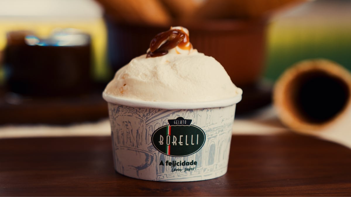 A Oro Bourbon é a nova aposta da Gelato Borelli para o Dia dos Pais. Desenvolvido em edição limitada, o sabor combina gelato de baunilha Bourbon, recheio e cobertura de variegato de whisky, além de caramelo crocante. O lançamento estará disponível entre os dias 6 e 16 de agosto, nas unidades participantes da rede e enquanto durarem os estoques. A novidade faz parte da estratégia da Borelli de ampliar seu portfólio com sabores sazonais, alinhados às principais datas do calendário. A iniciativa busca diversificar as ocasiões de consumo e estimular visitas às lojas em períodos comemorativos. Oro Bourbon reforça estratégia de lançamentos sazonais Com o Oro Bourbon, a Borelli dá sequência ao investimento em edições limitadas para manter o portfólio em constante renovação. A proposta é oferecer sabores exclusivos em momentos específicos do ano, criando novas experiências para os consumidores. Segundo a empresa, esse modelo também fortalece a presença da marca em datas de grande apelo comercial, como o Dia dos Pais, ao associar os produtos a momentos de celebração. Receita combina baunilha Bourbon, whisky e caramelo O Oro Bourbon reúne gelato de baunilha Bourbon, recheio e cobertura de variegato de whisky e finalização com caramelo crocante. A combinação aposta em sabores tradicionalmente associados à sobremesa para compor uma edição especial voltada à data comemorativa. Nestlé relança Snow Churros em edição limitada De acordo com Tony Miranda, CEO da Borelli, os lançamentos sazonais fazem parte da estratégia da rede para acompanhar as mudanças no comportamento do consumidor e manter o portfólio atualizado ao longo do ano. "Na Borelli, entendemos que inovação também está na capacidade de acompanhar a evolução do comportamento do consumidor e criar experiências relevantes ao longo do ano. Os sabores sazonais fazem parte dessa estratégia porque mantêm o portfólio dinâmico e reforçam nossa conexão com diferentes ocasiões de consumo." Disponibilidade O Oro Bourbon estará disponível entre 6 e 16 de agosto nas unidades participantes da Gelato Borelli, em edição limitada e enquanto durarem os estoques. Fonte: GKPB Imagem: GKPB / Reprodução