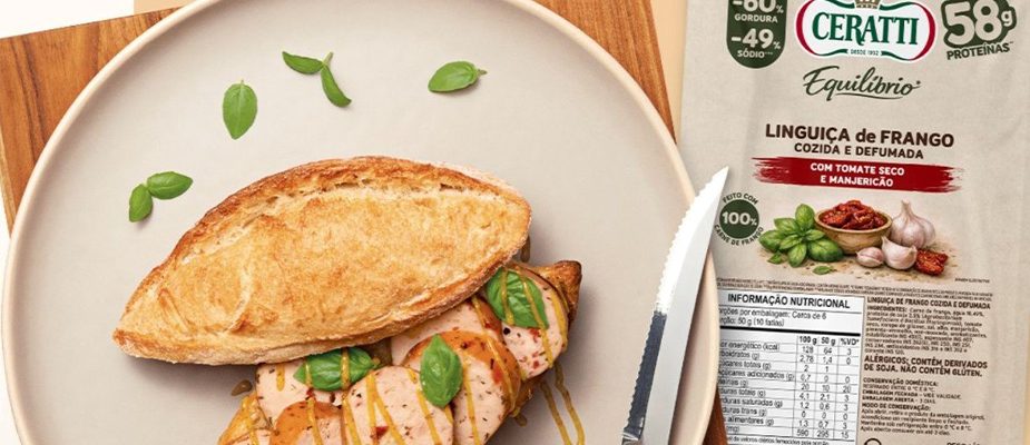 Embalagens da linha Equilíbrio Ceratti com peito de frango defumado e linguiça de frango